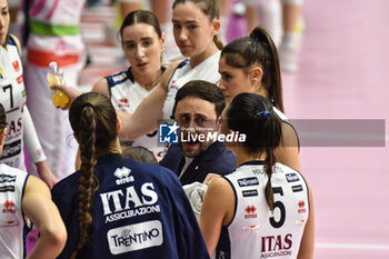 2023-11-18 - Marco Sinibaldi coach of Itas Trentino Volley during Volley Serie A1 F match between Reale Mutua Fenera Chieri '76 and Itas Trentino Volley at PalaFenera, Chieri - REALE MUTUA FENERA CHIERI 76 VS ITAS TRENTINO - SERIE A1 WOMEN - VOLLEYBALL