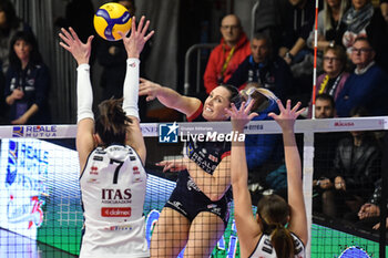 2023-11-18 - Madison Kingdon of Chieri '76 attack during Volley Serie A1 F match between Reale Mutua Fenera Chieri '76 and Itas Trentino Volley at PalaFenera, Chieri - REALE MUTUA FENERA CHIERI 76 VS ITAS TRENTINO - SERIE A1 WOMEN - VOLLEYBALL
