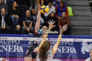 2023-11-18 - Madison Kingdon of Chieri '76 in action during Volley Serie A1 F match between Reale Mutua Fenera Chieri '76 and Itas Trentino Volley at PalaFenera, Chieri - REALE MUTUA FENERA CHIERI 76 VS ITAS TRENTINO - SERIE A1 WOMEN - VOLLEYBALL