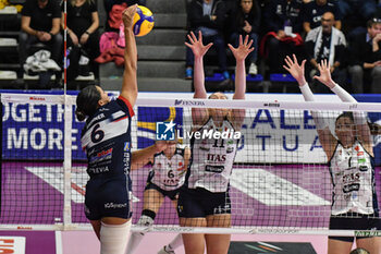 2023-11-18 - Avery Skinner of Chieri '76 in action during Volley Serie A1 F match between Reale Mutua Fenera Chieri '76 and Itas Trentino Volley at PalaFenera, Chieri - REALE MUTUA FENERA CHIERI 76 VS ITAS TRENTINO - SERIE A1 WOMEN - VOLLEYBALL