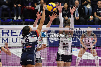 2023-11-18 - Avery Skinner of Chieri '76 attack during Volley Serie A1 F match between Reale Mutua Fenera Chieri '76 and Itas Trentino Volley at PalaFenera, Chieri - REALE MUTUA FENERA CHIERI 76 VS ITAS TRENTINO - SERIE A1 WOMEN - VOLLEYBALL