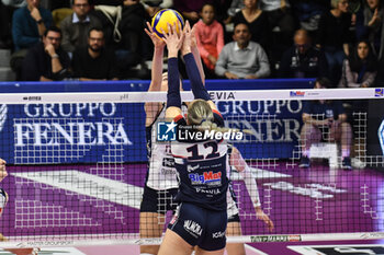 2023-11-18 - Anna Gray of Chieri '76 block the attack of Franchesca Michieletto of Itas Trentino Volley during Volley Serie A1 F match between Reale Mutua Fenera Chieri '76 and Itas Trentino Volley at PalaFenera, Chieri - REALE MUTUA FENERA CHIERI 76 VS ITAS TRENTINO - SERIE A1 WOMEN - VOLLEYBALL