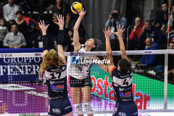 2023-11-18 - Chiara Mason of Itas Trentino Volley in action during Volley Serie A1 F match between Reale Mutua Fenera Chieri '76 and Itas Trentino Volley at PalaFenera, Chieri - REALE MUTUA FENERA CHIERI 76 VS ITAS TRENTINO - SERIE A1 WOMEN - VOLLEYBALL