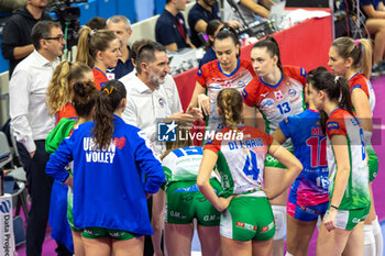 2023-11-19 - Head coach Michele Marchiaro (Wash4green Pinerolo) with Players of Wash4green Pinerolo duting time out - ALLIANZ VV MILANO VS WASH4GREEN PINEROLO - SERIE A1 WOMEN - VOLLEYBALL
