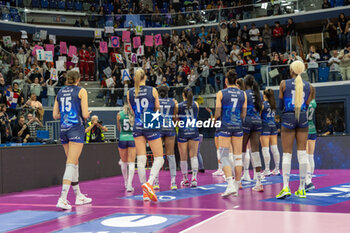 2023-11-19 - Players of Vero Volley Milano celebrate the victory with supporters - ALLIANZ VV MILANO VS WASH4GREEN PINEROLO - SERIE A1 WOMEN - VOLLEYBALL