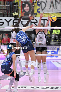 2023-11-26 - Spike of Robinson Cook Kelsey ( Prosecco Doc Imoco Conegliano ) - PROSECCO DOC IMOCO CONEGLIANO VS TRASPORTIPESANTI CASALMAGGIORE - SERIE A1 WOMEN - VOLLEYBALL