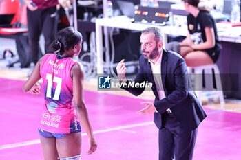 2023-11-26 - Myriam Sylla (Vero Volley Milano) and head coach Marco Gaspari (Vero Volley Milano) - ROMA VOLLEY CLUB VS ALLIANZ VV MILANO - SERIE A1 WOMEN - VOLLEYBALL