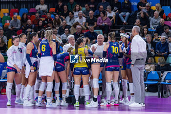2023-11-26 - Head Coach Massimo Barbolini (Savino Del Bene Scandicci) and Scandicci players during time out - SAVINO DEL BENE SCANDICCI VS REALE MUTUA FENERA CHIERI 76 - SERIE A1 WOMEN - VOLLEYBALL