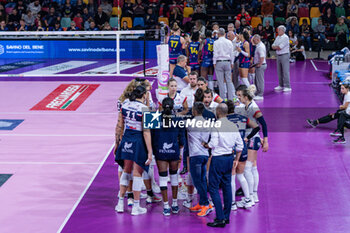 2023-11-26 - Head Coach Giulio Cesare Bregoli (Reale Mutua Fenera Chieri '76) and players during time out - SAVINO DEL BENE SCANDICCI VS REALE MUTUA FENERA CHIERI 76 - SERIE A1 WOMEN - VOLLEYBALL