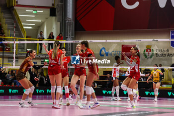 2023-11-26 - UYBA Unet E-Work Busto Arsizio players celebrate during Volley Serie A women 2023/24 match between UYBA E-Work Volley Busto Arsizio and Cuneo Granda Volley at E-Work Arena, Busto Arsizio, Italy on November 26, 2023 - UYBA VOLLEY BUSTO ARSIZIO VS CUNEO GRANDA VOLLEY - SERIE A1 WOMEN - VOLLEYBALL