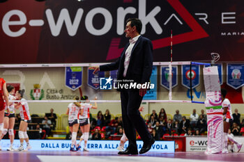 2023-11-26 - Juan Manuel Cichello Head Coach of UYBA E-Work Volley Busto Arsizio gestures during Volley Serie A women 2023/24 match between UYBA E-Work Volley Busto Arsizio and Cuneo Granda Volley at E-Work Arena, Busto Arsizio, Italy on November 26, 2023 - UYBA VOLLEY BUSTO ARSIZIO VS CUNEO GRANDA VOLLEY - SERIE A1 WOMEN - VOLLEYBALL