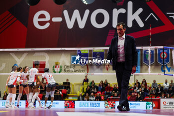 2023-11-26 - Juan Manuel Cichello Head Coach of UYBA E-Work Volley Busto Arsizio looks on during Volley Serie A women 2023/24 match between UYBA E-Work Volley Busto Arsizio and Cuneo Granda Volley at E-Work Arena, Busto Arsizio, Italy on November 26, 2023 - UYBA VOLLEY BUSTO ARSIZIO VS CUNEO GRANDA VOLLEY - SERIE A1 WOMEN - VOLLEYBALL