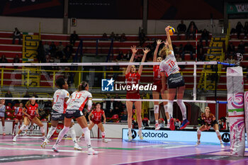 2023-11-26 - Madison Kubik #10 of Cuneo Granda Volley seen in action during Volley Serie A women 2023/24 match between UYBA E-Work Volley Busto Arsizio and Cuneo Granda Volley at E-Work Arena, Busto Arsizio, Italy on November 26, 2023 - UYBA VOLLEY BUSTO ARSIZIO VS CUNEO GRANDA VOLLEY - SERIE A1 WOMEN - VOLLEYBALL