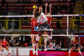2023-11-26 - Anna Adelusi #9 of Cuneo Granda Volley seen in action during Volley Serie A women 2023/24 match between UYBA E-Work Volley Busto Arsizio and Cuneo Granda Volley at E-Work Arena, Busto Arsizio, Italy on November 26, 2023 - UYBA VOLLEY BUSTO ARSIZIO VS CUNEO GRANDA VOLLEY - SERIE A1 WOMEN - VOLLEYBALL
