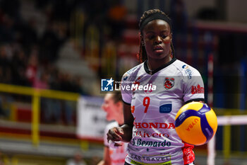 2023-11-26 - Anna Adelusi #9 of Cuneo Granda Volley looks on during Volley Serie A women 2023/24 match between UYBA E-Work Volley Busto Arsizio and Cuneo Granda Volley at E-Work Arena, Busto Arsizio, Italy on November 26, 2023 - UYBA VOLLEY BUSTO ARSIZIO VS CUNEO GRANDA VOLLEY - SERIE A1 WOMEN - VOLLEYBALL