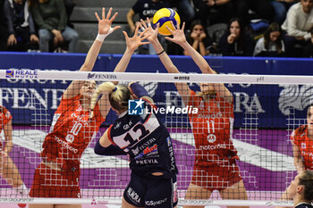 2023-12-03 - Anna Gray of Chieri '76 attack during Serie A1 Femminile match between Reale Mutua Fenera Chieri '76 and UYBA Volley Busto Arsizio at Palafenera, Chieri (TO) - REALE MUTUA FENERA CHIERI 76 VS UYBA VOLLEY BUSTO ARSIZIO - SERIE A1 WOMEN - VOLLEYBALL