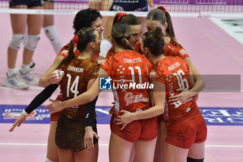 2023-12-03 - UYBA Volley Busto Arsizio celebrates team's points during Serie A1 Femminile match between Reale Mutua Fenera Chieri '76 and UYBA Volley Busto Arsizio at Palafenera, Chieri (TO) - REALE MUTUA FENERA CHIERI 76 VS UYBA VOLLEY BUSTO ARSIZIO - SERIE A1 WOMEN - VOLLEYBALL