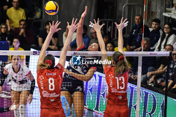 2023-12-03 - Avery Skinner of Chieri '76 attck during Serie A1 Femminile match between Reale Mutua Fenera Chieri '76 and UYBA Volley Busto Arsizio at Palafenera, Chieri (TO) - REALE MUTUA FENERA CHIERI 76 VS UYBA VOLLEY BUSTO ARSIZIO - SERIE A1 WOMEN - VOLLEYBALL