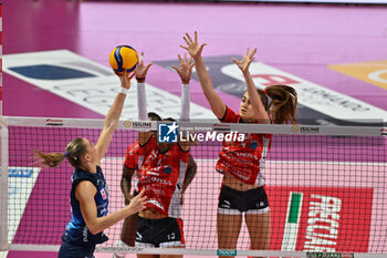 2023-12-10 - Nika
Daalderop (Vero Volley Milano) - Signorile Noemi (Cuneo)

 - Anna Hall (Cuneo) - CUNEO GRANDA VOLLEY VS ALLIANZ VV MILANO - SERIE A1 WOMEN - VOLLEYBALL
