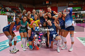 2023-12-10 - team Vero Volley Milano celebrates after scoring a match - CUNEO GRANDA VOLLEY VS ALLIANZ VV MILANO - SERIE A1 WOMEN - VOLLEYBALL