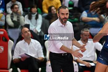 2023-12-10 - Marco Gaspari (Vero Volley Milano) head coach - CUNEO GRANDA VOLLEY VS ALLIANZ VV MILANO - SERIE A1 WOMEN - VOLLEYBALL