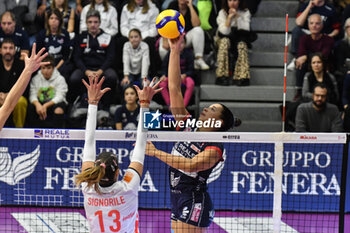 2023-12-17 - Avery Skinner of Chieri '76 in action during Serie A1 Femminile between Reale Mutua Fenera Chieri '76 and Honda Olivero S.Bernardo Cuneo at PalaFenera, Chieri (TO) - REALE MUTUA FENERA CHIERI 76 VS CUNEO GRANDA VOLLEY - SERIE A1 WOMEN - VOLLEYBALL