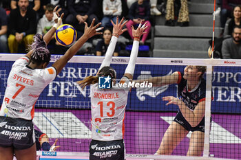 2023-12-17 - Anna Gray of Chieri '76 in action during Serie A1 Femminile between Reale Mutua Fenera Chieri '76 and Honda Olivero S.Bernardo Cuneo at PalaFenera, Chieri (TO) - REALE MUTUA FENERA CHIERI 76 VS CUNEO GRANDA VOLLEY - SERIE A1 WOMEN - VOLLEYBALL