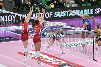 2023-12-23 - Spike of Kathryn Plummer ( Prosecco Doc Imoco Conegliano ) - PROSECCO DOC IMOCO CONEGLIANO VS UYBA VOLLEY BUSTO ARSIZIO - SERIE A1 WOMEN - VOLLEYBALL