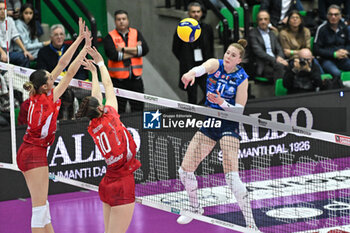 2023-12-23 - Spike of Isabelle Haak ( Prosecco Doc Imoco Conegliano ) - PROSECCO DOC IMOCO CONEGLIANO VS UYBA VOLLEY BUSTO ARSIZIO - SERIE A1 WOMEN - VOLLEYBALL