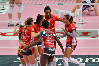 2023-12-23 - Team Cuneo celebrates after scoring a point - CUNEO GRANDA VOLLEY VS IL BISONTE FIRENZE - SERIE A1 WOMEN - VOLLEYBALL