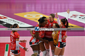 2023-12-23 - Team Cuneo celebrates after scoring a point - CUNEO GRANDA VOLLEY VS IL BISONTE FIRENZE - SERIE A1 WOMEN - VOLLEYBALL