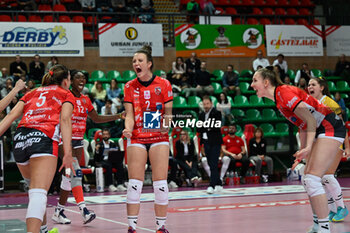 2023-12-23 - team cuneo celebrates after scoring a point - CUNEO GRANDA VOLLEY VS IL BISONTE FIRENZE - SERIE A1 WOMEN - VOLLEYBALL