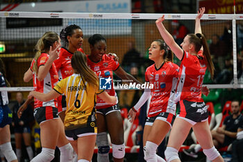 2023-12-23 - tea Cuneo celebrates after scoring a point - CUNEO GRANDA VOLLEY VS IL BISONTE FIRENZE - SERIE A1 WOMEN - VOLLEYBALL