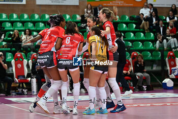 2023-12-23 - team Cuneo celebrates after scoring a point - CUNEO GRANDA VOLLEY VS IL BISONTE FIRENZE - SERIE A1 WOMEN - VOLLEYBALL