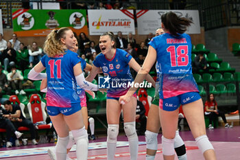 2023-12-26 - Team Wash4green Pinerolo celebrates after scoring a point - CUNEO GRANDA VOLLEY VS WASH4GREEN PINEROLO - SERIE A1 WOMEN - VOLLEYBALL
