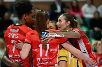 2023-12-26 - Team Cuneocelebrates after scoring a point - CUNEO GRANDA VOLLEY VS WASH4GREEN PINEROLO - SERIE A1 WOMEN - VOLLEYBALL