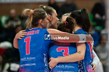 2023-12-26 - Team Wash4green Pinerolo celebrates after scoring a point - CUNEO GRANDA VOLLEY VS WASH4GREEN PINEROLO - SERIE A1 WOMEN - VOLLEYBALL