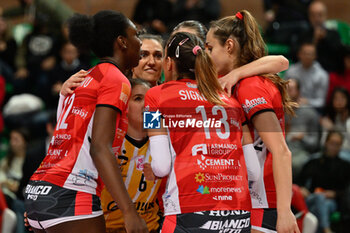 2023-12-26 - team Cuneo celebrates after scoring a point - CUNEO GRANDA VOLLEY VS WASH4GREEN PINEROLO - SERIE A1 WOMEN - VOLLEYBALL