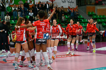 2023-12-26 - team Cuneo celebrates after scoring a match - CUNEO GRANDA VOLLEY VS WASH4GREEN PINEROLO - SERIE A1 WOMEN - VOLLEYBALL