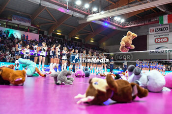2023-12-26 - launch of the peluches on the pitch for the Novara ODV Children's Help Centre during Italian Serie A1 F match between Igor Gorgonzola Novara vs Reale Mutua Fenera Chieri '76 on 26 december 2023 at the Pala Igor Gorgonzola, Novara - IGOR GORGONZOLA NOVARA VS REALE MUTUA FENERA CHIERI 76 - SERIE A1 WOMEN - VOLLEYBALL