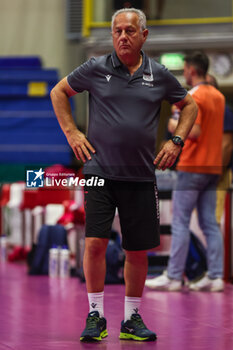 2023-09-08 - Julio Velasco head coach of UYBA Unet E-Work Busto Arsizio looks on during UYBA Unet E-Work Busto Arsizio training new season 2023/24 at E-Work Arena, Busto Arsizio, Italy on September 08, 2023 - PRE-SEASON - UYBA VOLLEY BUSTO ARSIZIO TRAINING - SERIE A1 WOMEN - VOLLEYBALL