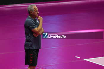 2023-09-08 - Julio Velasco head coach of UYBA Unet E-Work Busto Arsizio looks on during UYBA Unet E-Work Busto Arsizio training new season 2023/24 at E-Work Arena, Busto Arsizio, Italy on September 08, 2023 - PRE-SEASON - UYBA VOLLEY BUSTO ARSIZIO TRAINING - SERIE A1 WOMEN - VOLLEYBALL