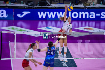 2023-11-19 - Spike of Giorgia Frosini (Uyba Volley Busto Arsizio) - IL BISONTE FIRENZE VS UYBA VOLLEY BUSTO ARSIZIO - SERIE A1 WOMEN - VOLLEYBALL