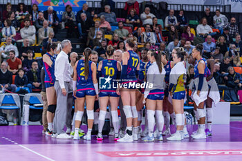 2023-12-11 - Head Coach Massimo Barbolini (Savino Del Bene Scandicci) and Scandicci players during time out - SAVINO DEL BENE SCANDICCI VS IGOR GORGONZOLA NOVARA - SERIE A1 WOMEN - VOLLEYBALL