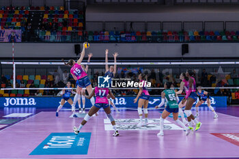 2023-12-17 - Kara Bajema (Allianz Vero Volley Milano) at service - IL BISONTE FIRENZE VS ALLIANZ VV MILANO - SERIE A1 WOMEN - VOLLEYBALL