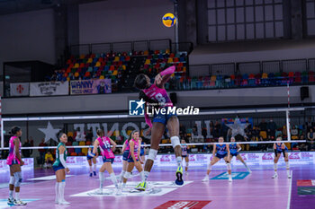 2023-12-17 - Paola Egonu (Allianz Vero Volley Milano) at service - IL BISONTE FIRENZE VS ALLIANZ VV MILANO - SERIE A1 WOMEN - VOLLEYBALL