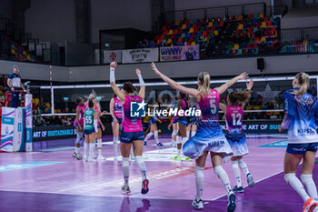 2023-12-17 - Players of Allianz Vero Volley Milano celebrate after winning the match - IL BISONTE FIRENZE VS ALLIANZ VV MILANO - SERIE A1 WOMEN - VOLLEYBALL