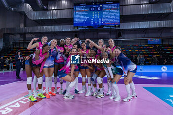 2023-12-17 - Players of Allianz Vero Volley Milano celebrate after winning the match - IL BISONTE FIRENZE VS ALLIANZ VV MILANO - SERIE A1 WOMEN - VOLLEYBALL