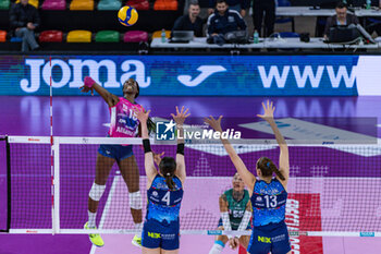 2023-12-17 - Spike of Paola Egonu (Allianz Vero Volley Milano) - IL BISONTE FIRENZE VS ALLIANZ VV MILANO - SERIE A1 WOMEN - VOLLEYBALL