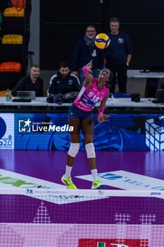 2023-12-17 - Paola Egonu (Allianz Vero Volley Milano) at service - IL BISONTE FIRENZE VS ALLIANZ VV MILANO - SERIE A1 WOMEN - VOLLEYBALL